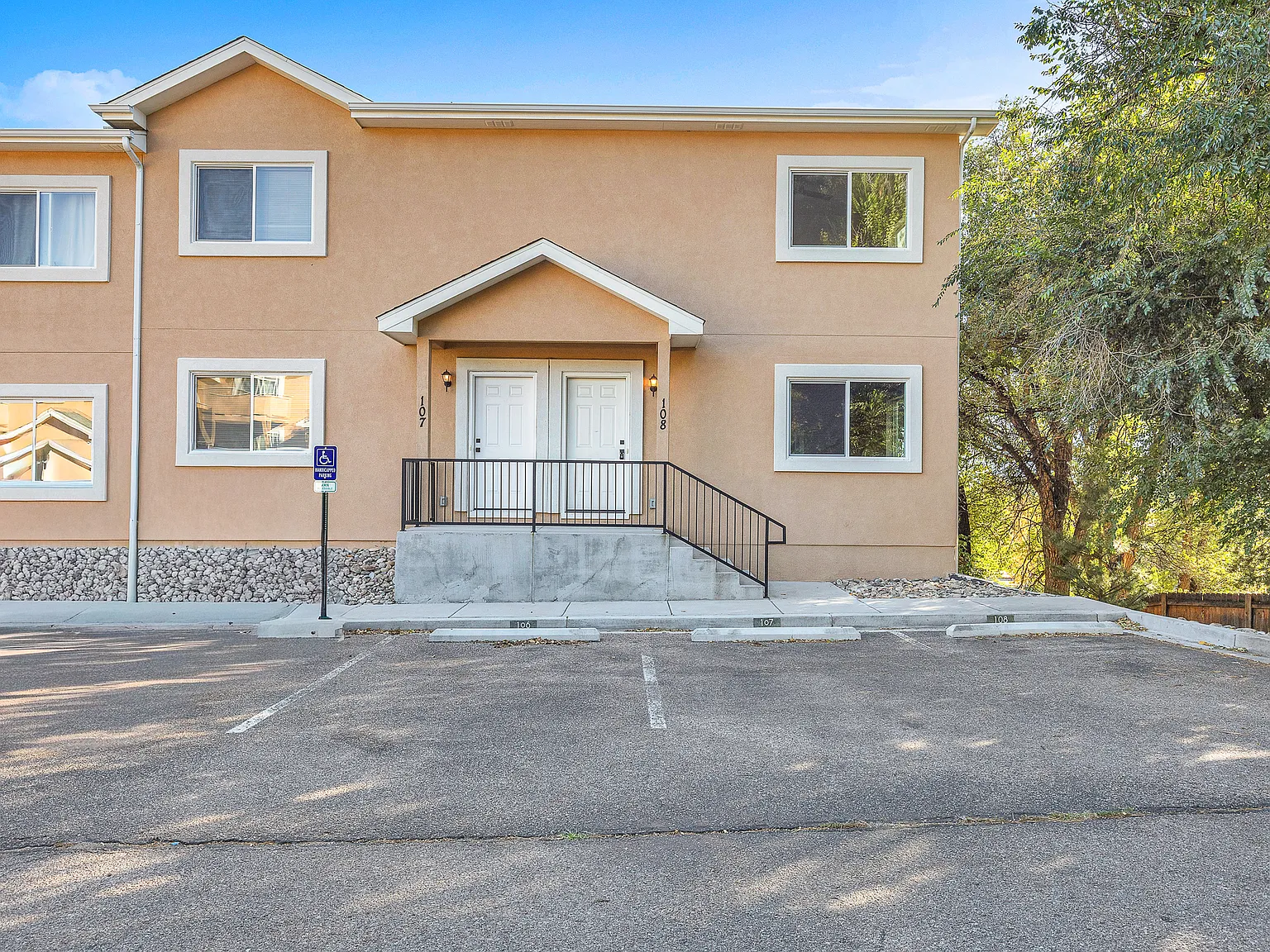 4 bed, 1924 sqft, $2,295 — Photo 3