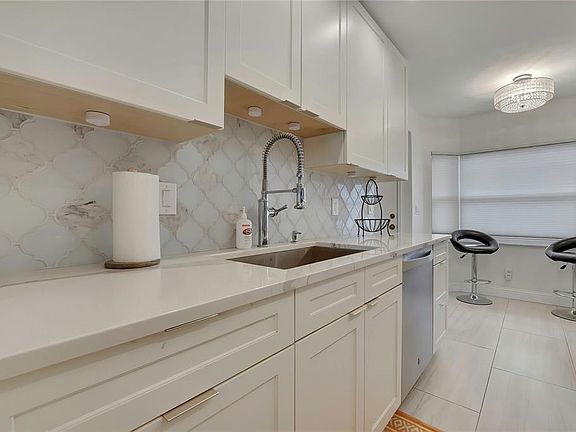 4th image of 5775 PARK STREET N #402