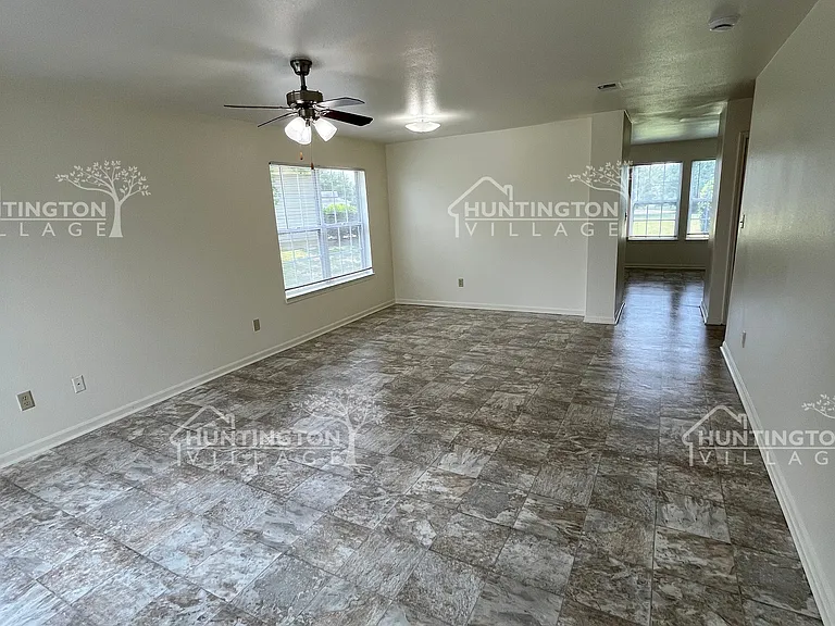 302 Marion Way — Photo 2