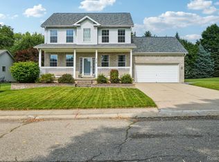 316 Valleyview Dr, Linden, MI 48451