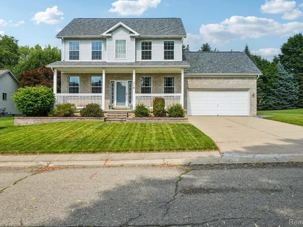 316 Valleyview Dr, Linden, MI 48451