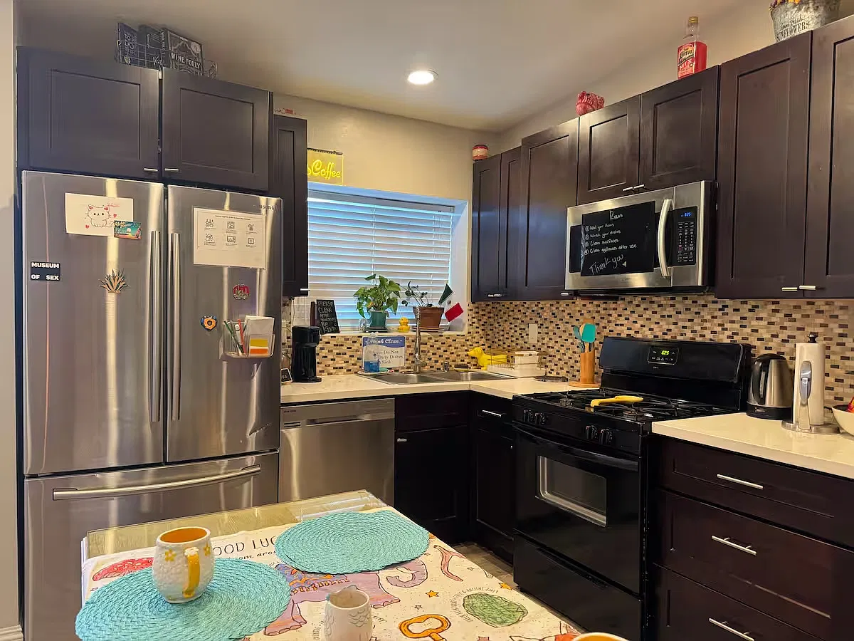 5 bed, 1600 sqft, $3,100 — Photo 4