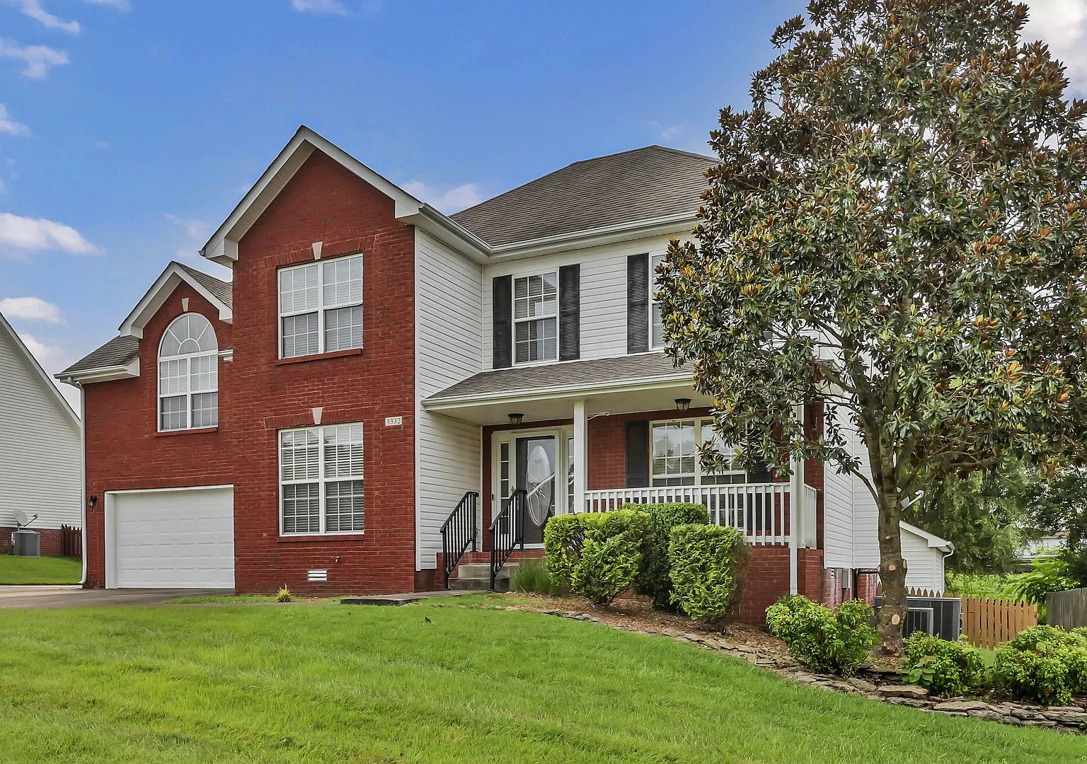 Beautifully Maintained 3 Bed 2.5 Bath Home in the Highly Desirable Poplar Hill Neighborhood! — Photo 2