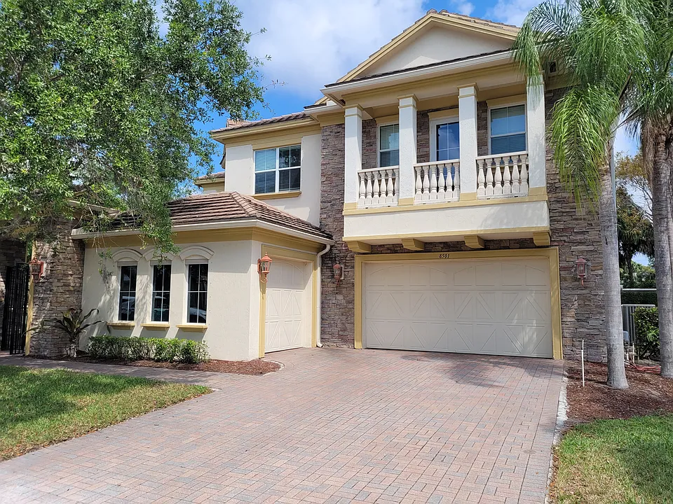 833 SW 167th Ave