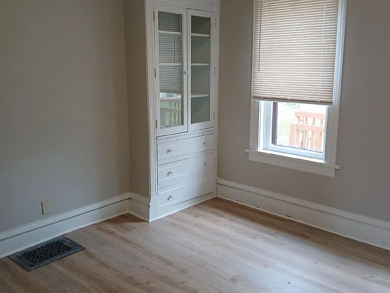 208 W Pleasant St — Photo 8