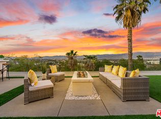 10901 Terryview Dr, Studio City, CA 91604