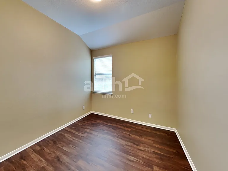 2324 Shady Tree Ln — Photo 17