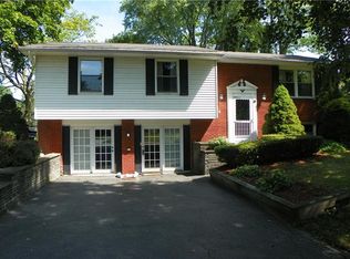 10 Lawnsbury Dr, Rochester, NY 14624