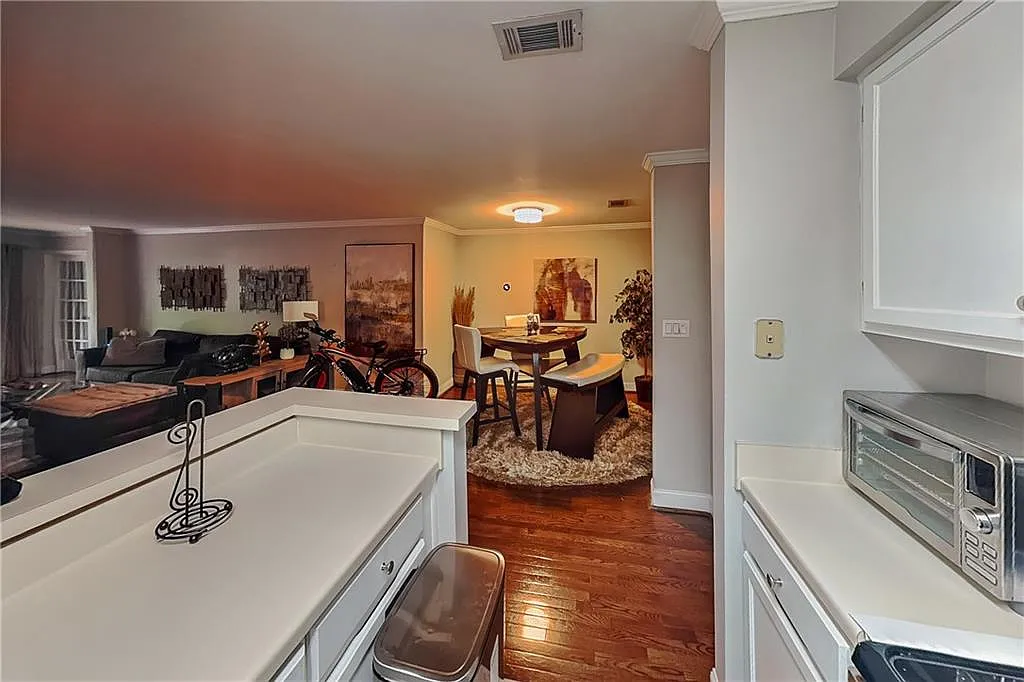 2 bed, 2.0 bath, 1249 sqft, $2,450 — Photo 4