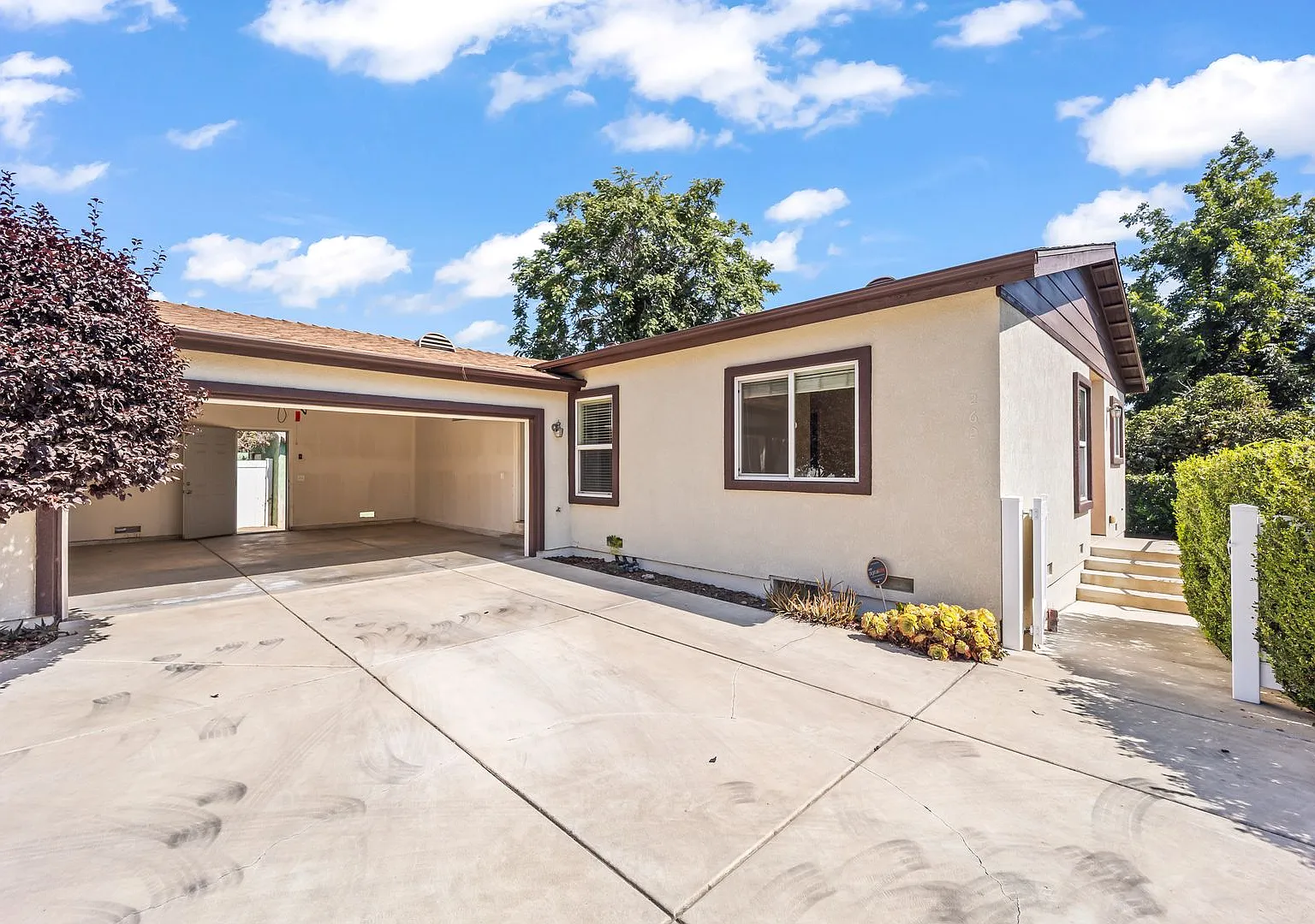 Charming, Light-Filled 3-Bedroom, 2-Bathroom Home in Altadena — Photo 3