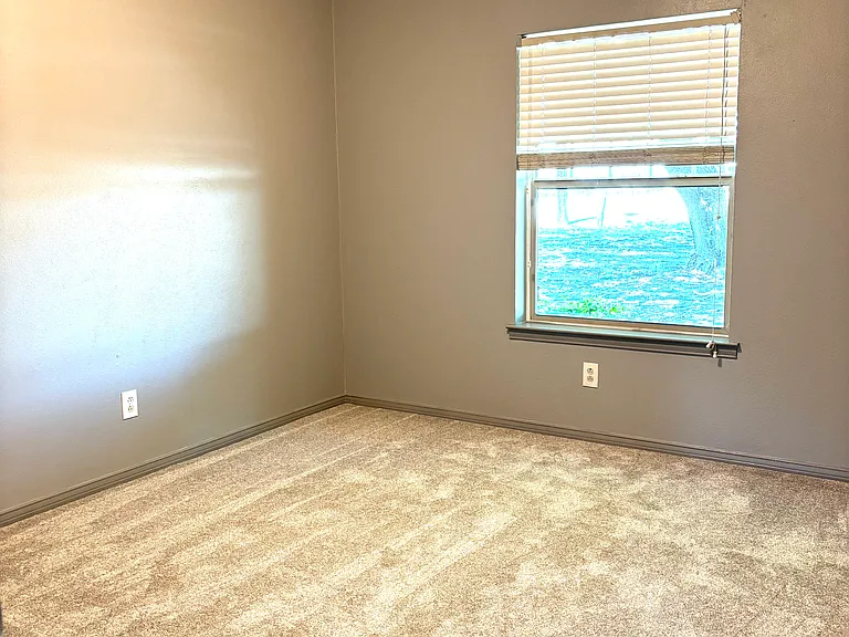 606 Laurence Dr — Photo 11