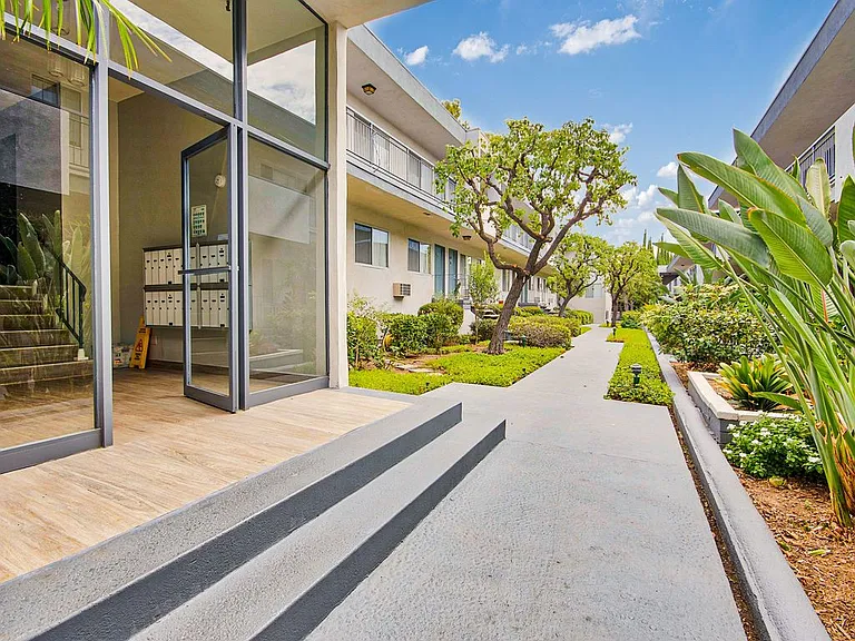 Malibu Apartments — Photo 4