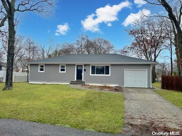 129 Avenue B, Holbrook, NY 11741