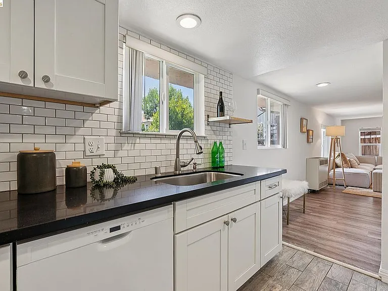 815 Portal Ave #B — Photo 4