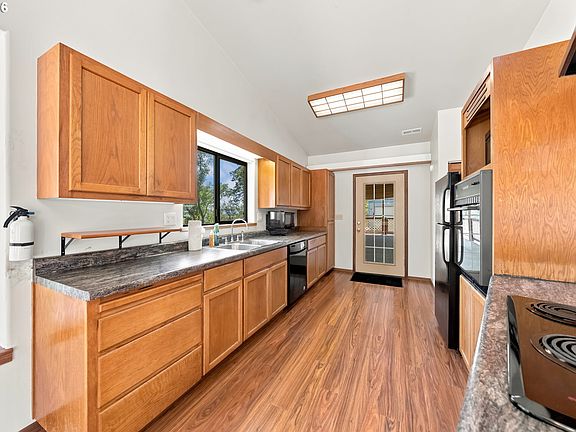 4th image of 1275 Arcadia Dr
