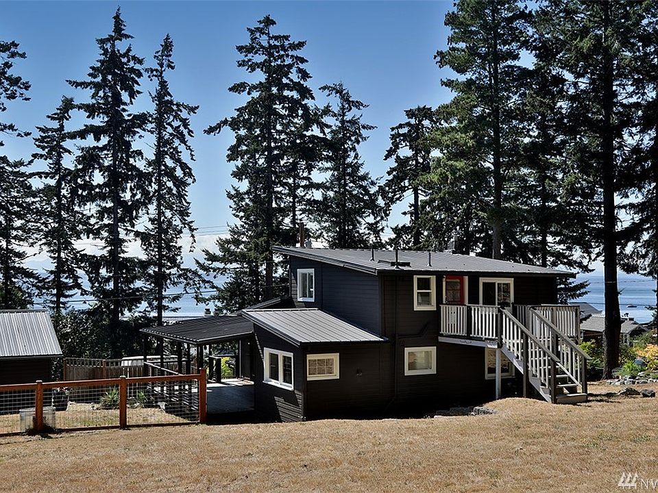 Welcome to Mutiny Bay! Welcome sunshine, sandy beaches & majestic firs! Join us for an open house this Sunday from 1:30-5:30pm. 