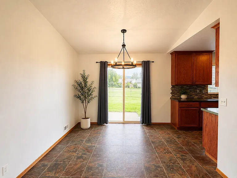 1110 E Singing Hills Dr — Photo 7