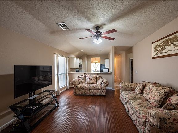 4th image of 411 Horse Shoe Dr