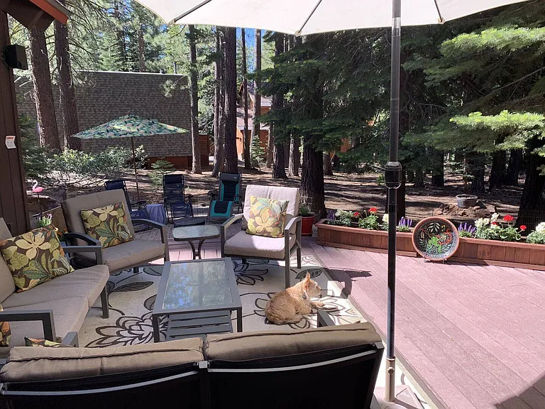 Rear deck - patio furniture included (summer)