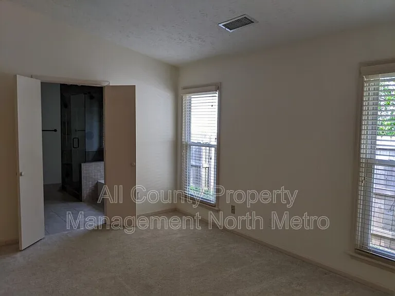 215 Broken Lance Pl — Photo 14