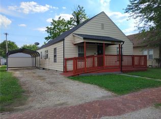 819 W 1st St, Coffeyville, KS 67337