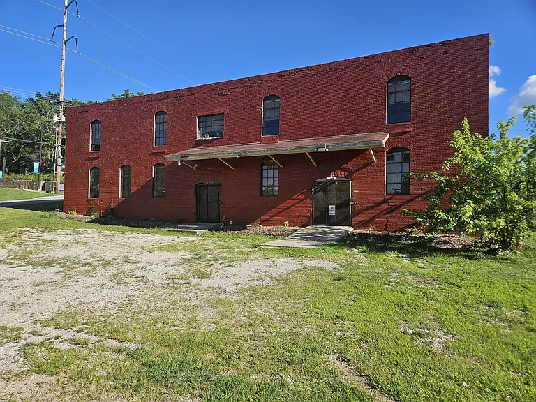1303 W College St — Photo 41