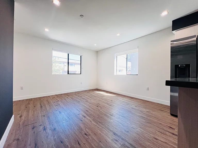 4572 Oakwood Ave — Photo 20