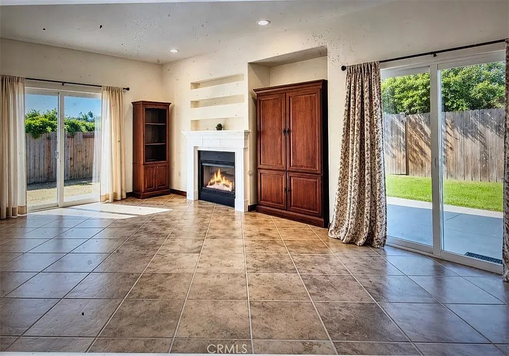 4 bed, 2525 sqft, $5,950 — Photo 3