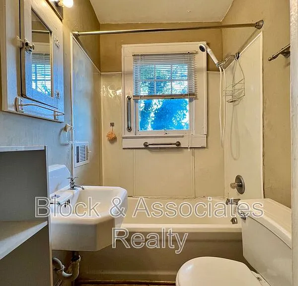 120 S Poplar St — Photo 13