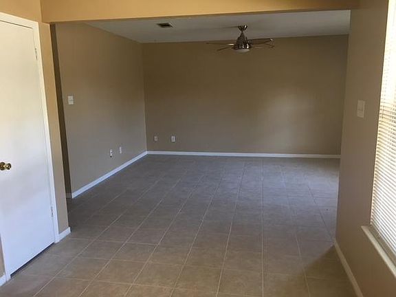 5th image of 903 Autumn Cir APT D