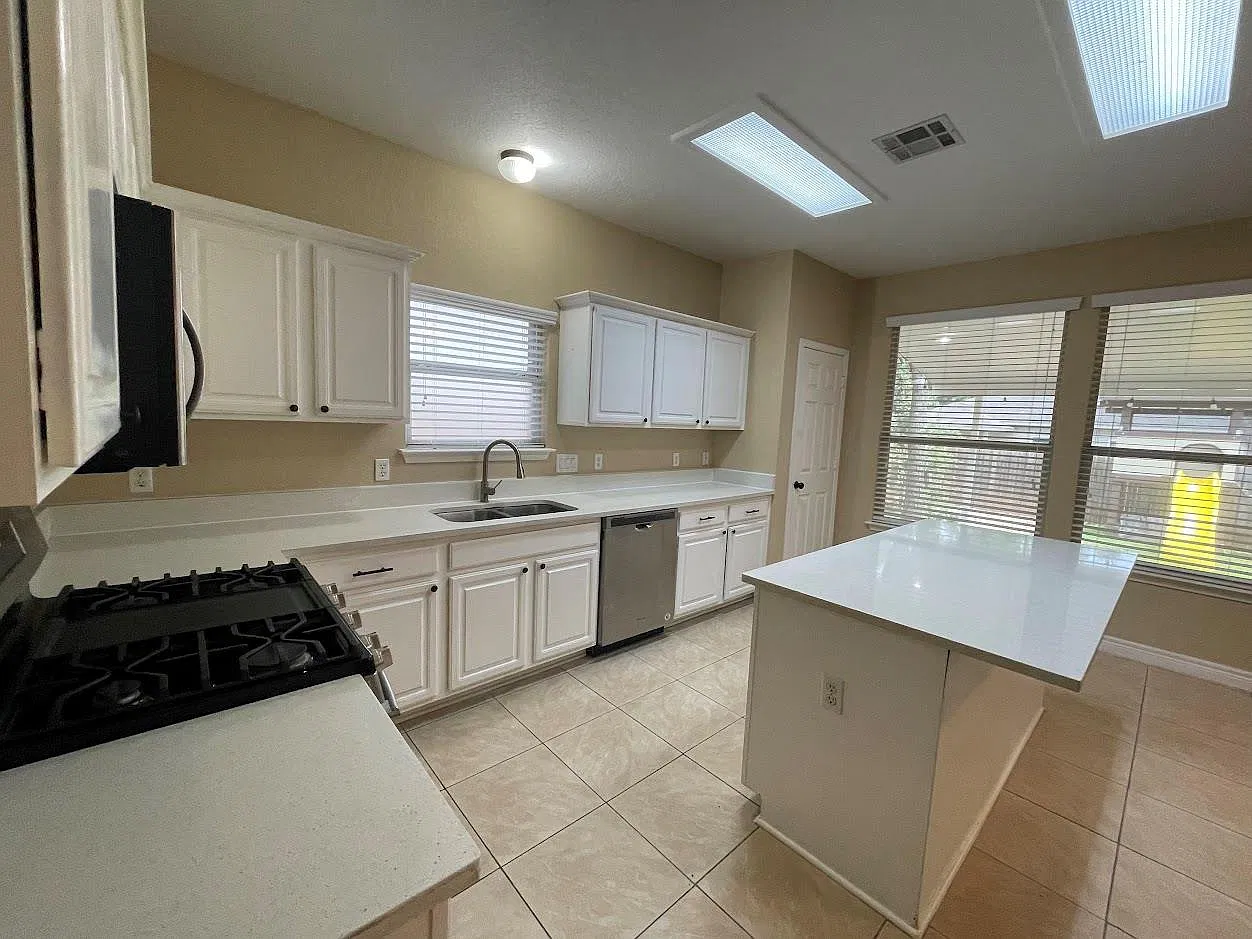 4 bed, 2.5 bath, 2023 sqft, $2,800 — Photo 2