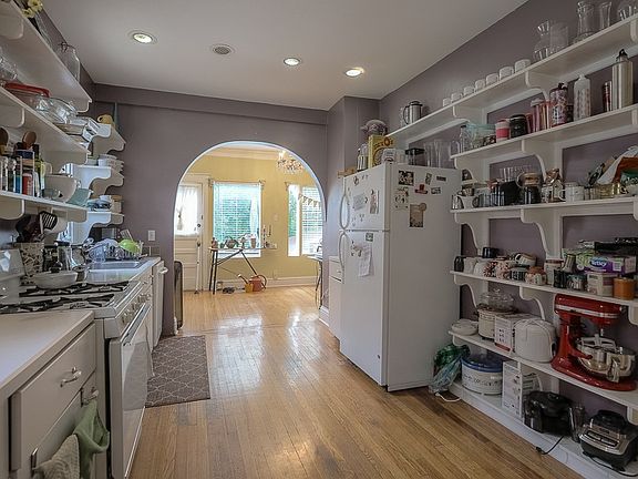 Kitchen looking toward breakfast room