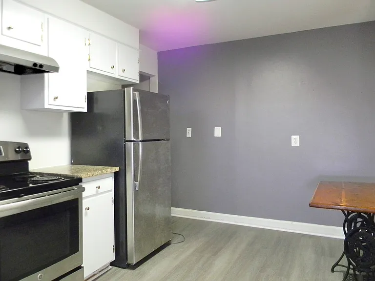 Kitchen - eat-in area
