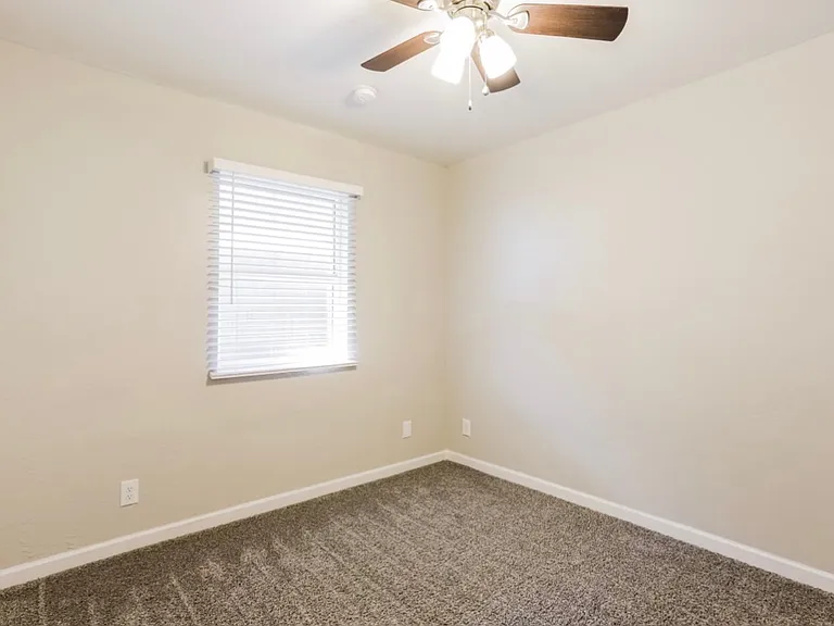 815 E Mountain View Rd — Photo 10