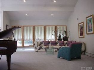 17 Tibbits Ln, Sands Pt, NY 11050