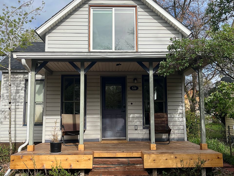 The front of the house is the owner's entrance to the office.