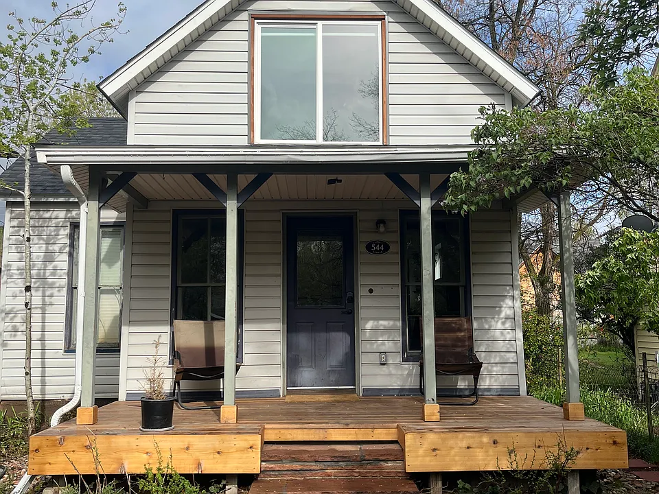 The front of the house is the owner's entrance to the office.