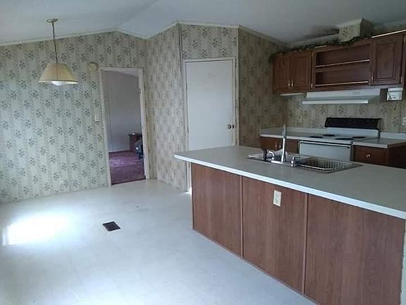 5th image of 144 Truman Cir