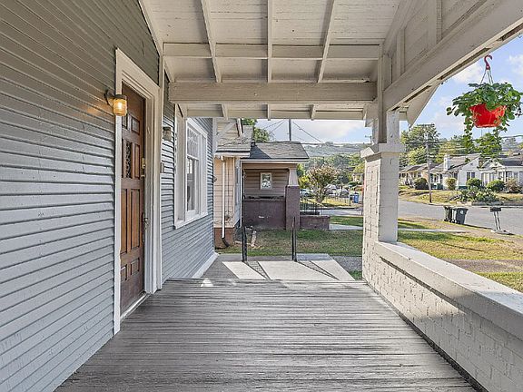 4th image of 2419 Oak St