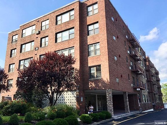 4th image of 275 Hoym St APT 3D