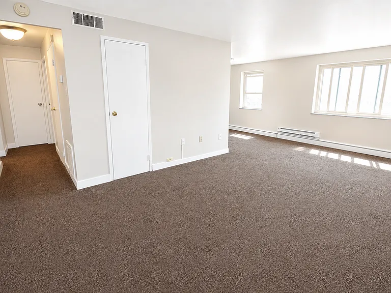 Carpeted 1 Bed/1 Bath (Unit 104)