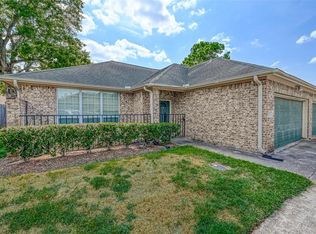 717 Cedarwood Dr, Friendswood, TX 77546