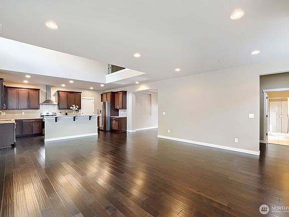 4th image of 944 SW 108th Street SW