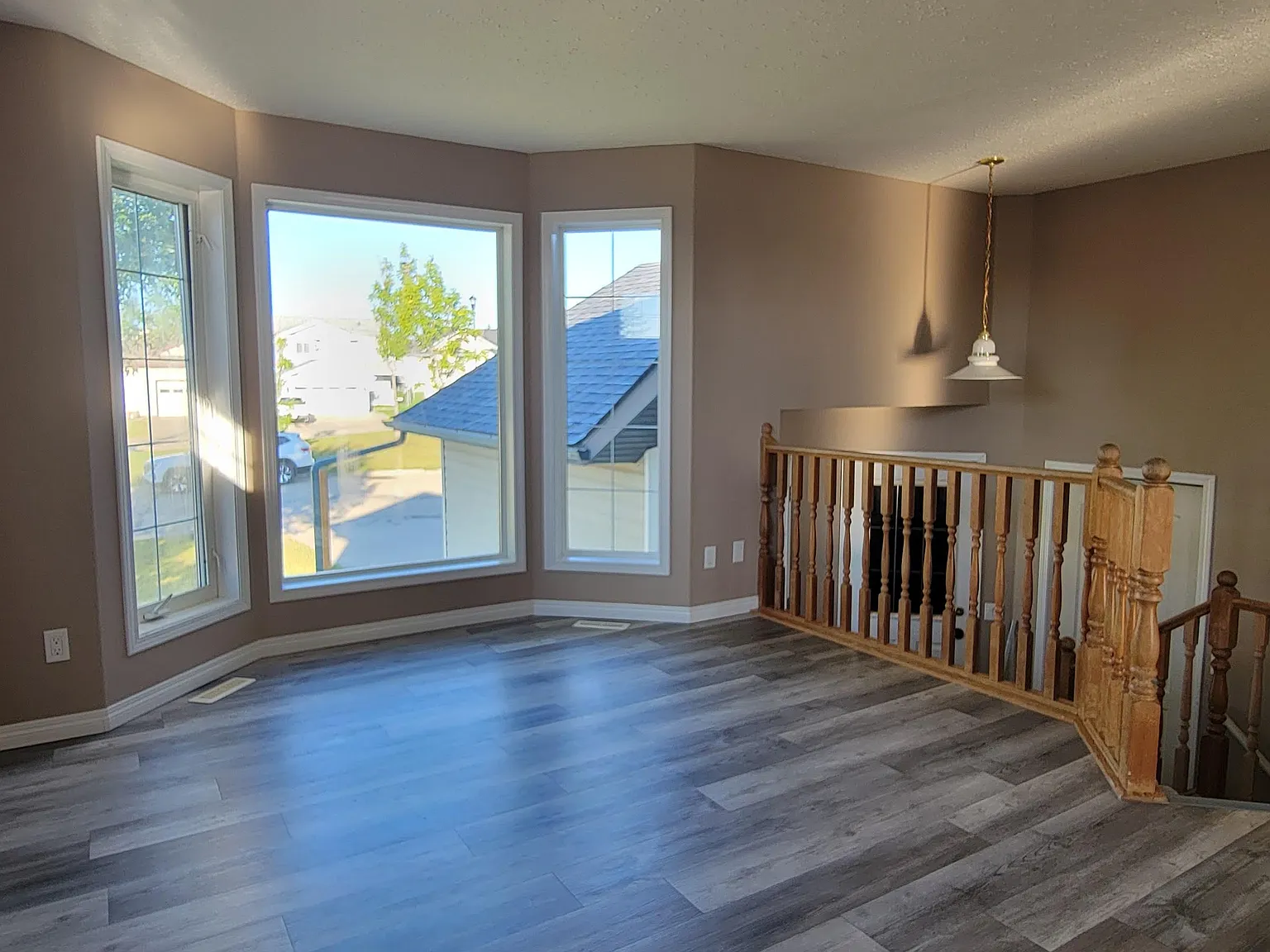 Lovely Single Family Home in Summit — Photo 2