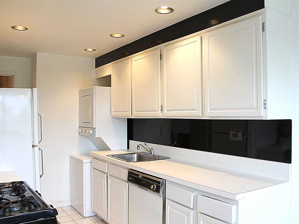 1st image of 26910 Grand Central Pkwy APT 6V