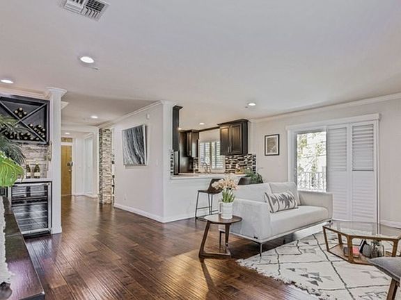 5th image of 845 S Plymouth Blvd #Penthouse 5