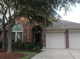 2801 Enchanted Lake Dr, Pearland, TX 77584