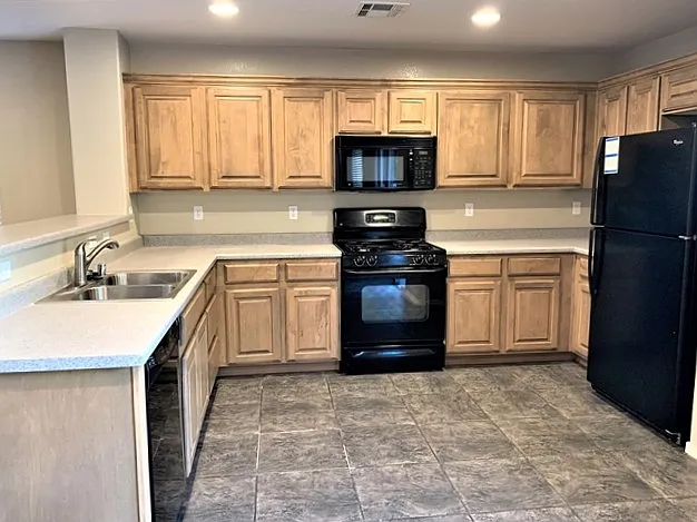 4 bed, 2.5 bath, 1957 sqft, $2,320 — Photo 2