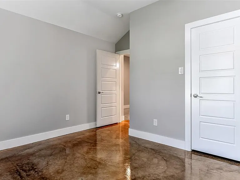2205 N Hickory St — Photo 10