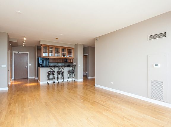 3rd image of 1841 S Calumet Ave APT 1004